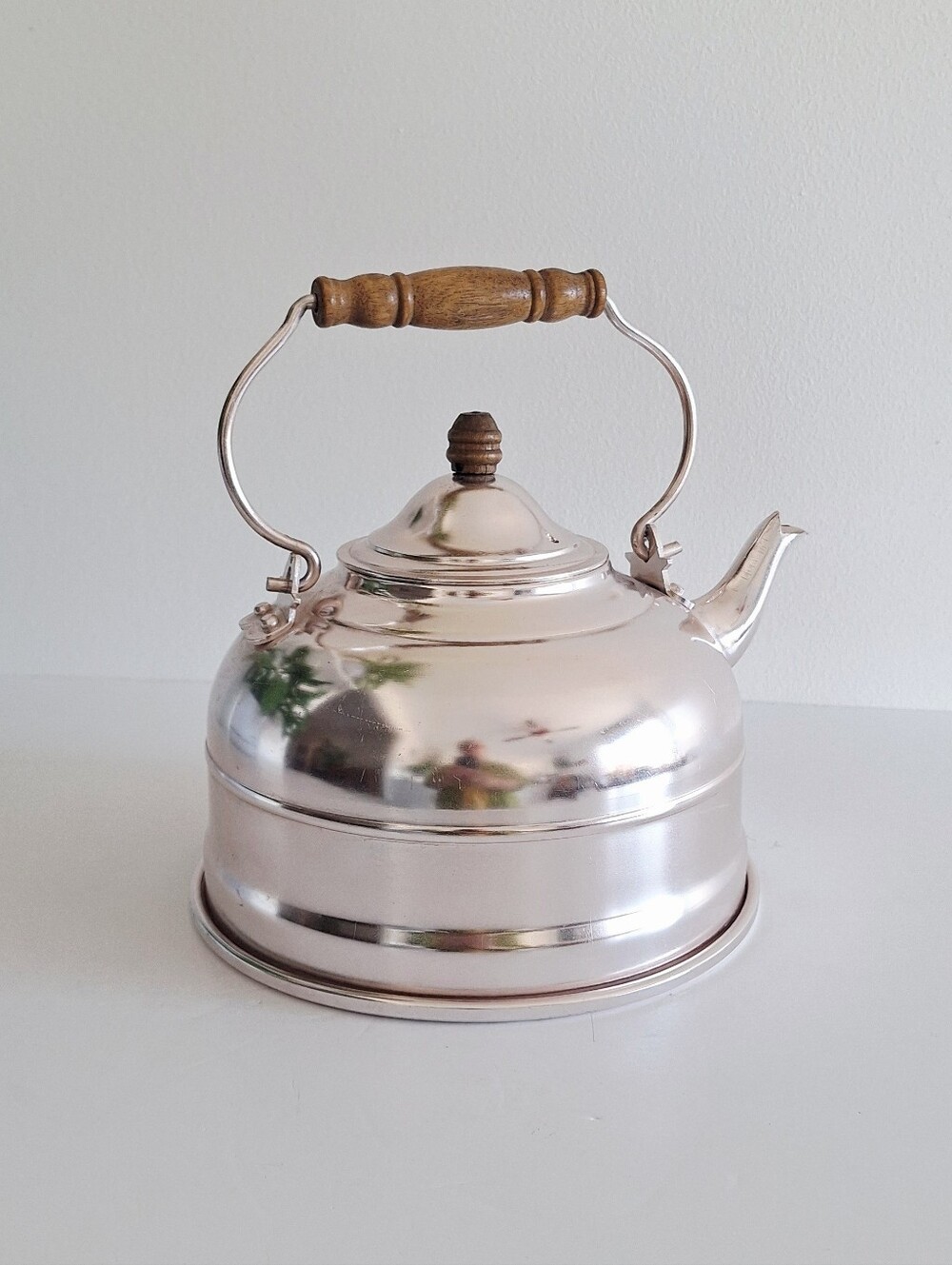 Antique rose gold-tone kettle